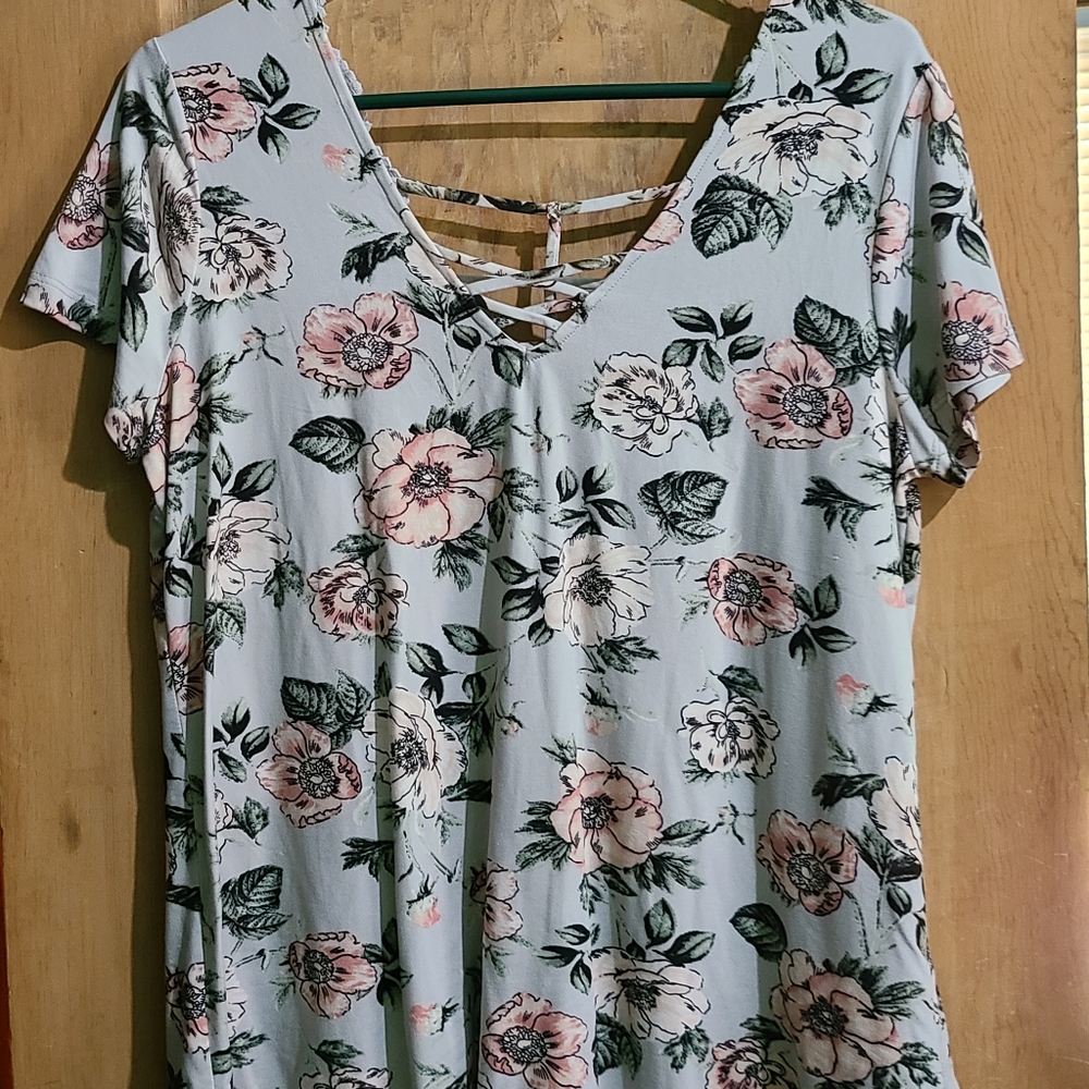 Womens floral tee size Large
